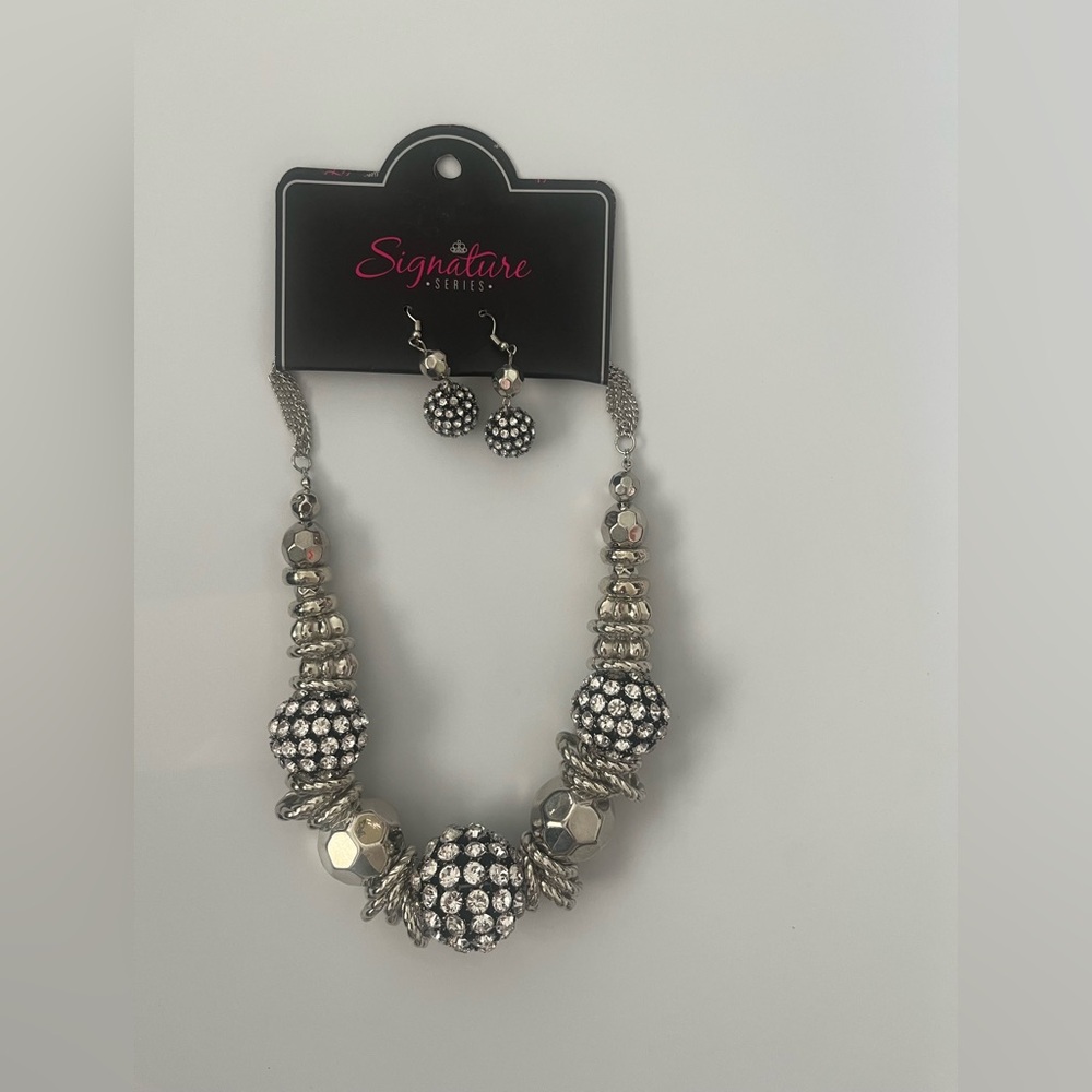Paparazzi  Zi Collection Silver Beaded Necklace with matching earrings NWT - Picture 2 of 4